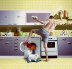 Uomo single alle prese con le faccende domestiche