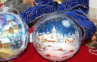 Sfere di Natale decorate a decoupage