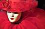 Maschera con cappello in tulle rosso