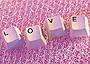 Tasti compongono la scritta 'love'